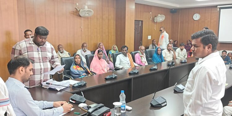गढ़वा में जनता की पुकार पर त्वरित कार्रवाई: उपायुक्त दिनेश यादव ने जनता दरबार में सुनी मजदूरी, मुआवजा और राशन की शिकायतें!