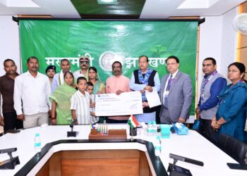 झारखंड का शहीदों को सलाम: हेमन्त सोरेन ने शहीद आरक्षियों के परिजनों को दी ₹1.1 करोड़ की सम्मान राशि, शिक्षा और स्वास्थ्य की नई पहल!