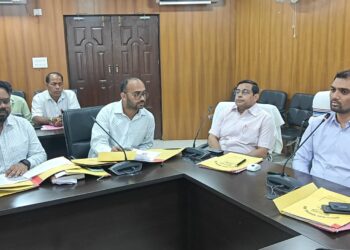 गढ़वा में शिक्षा को नई दिशा: उपायुक्त दिनेश यादव की समीक्षा बैठक में स्कूलों की सुविधाओं और मध्याह्न भोजन पर सख्ती!