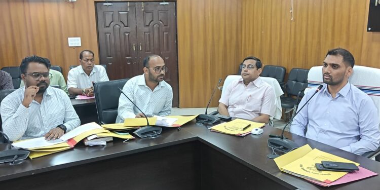 गढ़वा में शिक्षा को नई दिशा: उपायुक्त दिनेश यादव की समीक्षा बैठक में स्कूलों की सुविधाओं और मध्याह्न भोजन पर सख्ती!