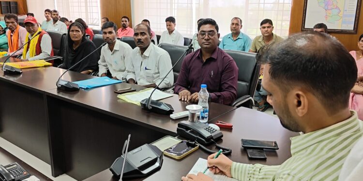 गढ़वा में जनता की पुकार पर त्वरित सुनवाई: उपायुक्त दिनेश यादव ने जनता दरबार में सुलझाए राशन, किराया और इलाज के मुद्दे!