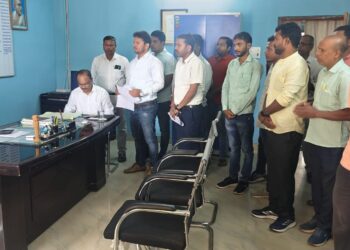 गढ़वा में विकास पर सख्त नजर: उपायुक्त दिनेश यादव का मेराल दौरा, स्कूलों, आंगनबाड़ी और मनरेगा योजनाओं में लापरवाही पर फटकार!