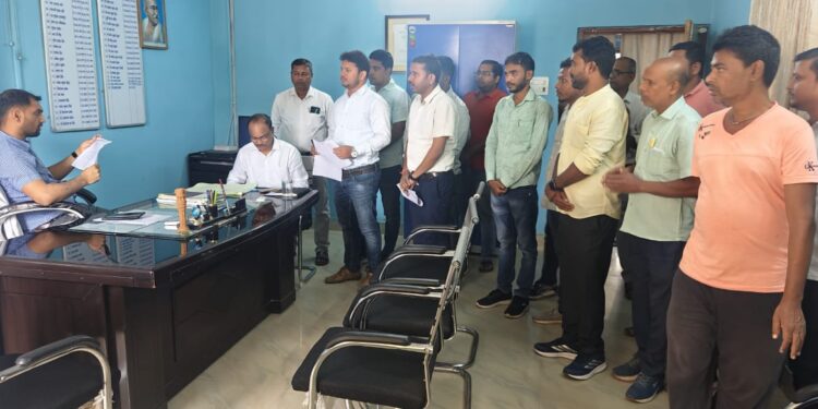 गढ़वा में विकास पर सख्त नजर: उपायुक्त दिनेश यादव का मेराल दौरा, स्कूलों, आंगनबाड़ी और मनरेगा योजनाओं में लापरवाही पर फटकार!