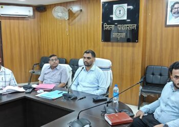 गढ़वा में जल और स्वच्छता को गति: उपायुक्त दिनेश यादव की समीक्षा बैठक में ठेकेदारों पर सख्ती, समयबद्ध कार्य का आदेश!