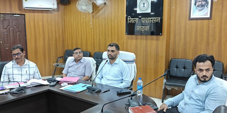 गढ़वा में जल और स्वच्छता को गति: उपायुक्त दिनेश यादव की समीक्षा बैठक में ठेकेदारों पर सख्ती, समयबद्ध कार्य का आदेश!