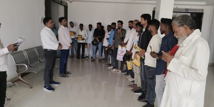 गढ़वा की सड़कों पर सुरक्षा की सख्ती: हेलमेट-सीट बेल्ट और नियम तोड़ने वालों पर कड़ी कार्रवाई, जागरूकता अभियान शुरू!