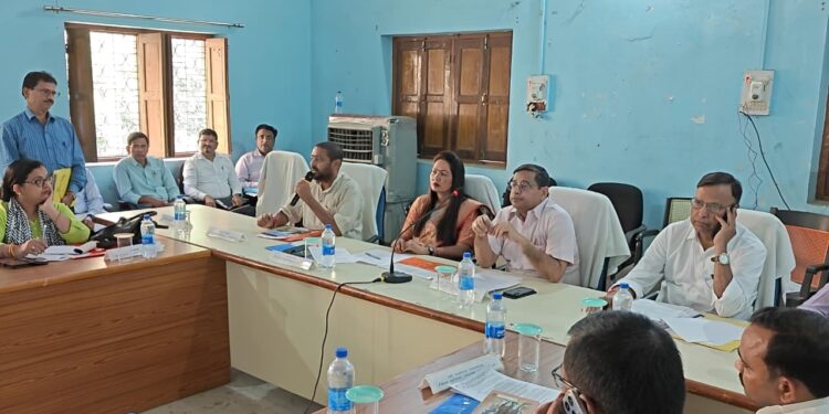 गढ़वा में जनहित की गूंज: जिला परिषद अध्यक्ष शांति देवी की समीक्षा बैठक में 15 दिनों में समस्याओं के समाधान का आदेश!