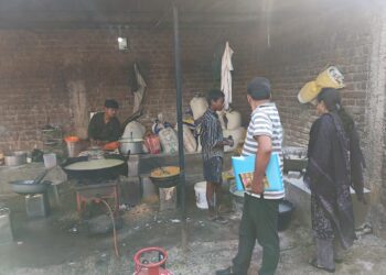 गढ़वा में दीपावली से पहले सख्ती: खाद्य सुरक्षा टीम ने जब्त किए 1230 किलो मिलावटी मिठाई, अवैध कारखानों पर कार्रवाई!