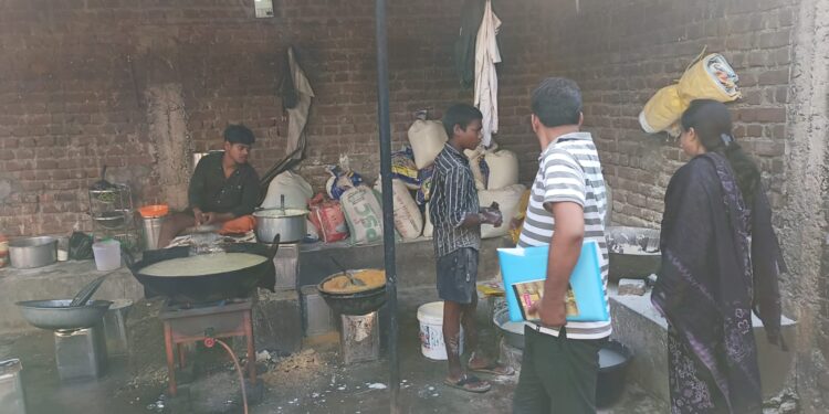 गढ़वा में दीपावली से पहले सख्ती: खाद्य सुरक्षा टीम ने जब्त किए 1230 किलो मिलावटी मिठाई, अवैध कारखानों पर कार्रवाई!