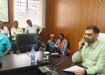 गढ़वा में जनता की पुकार: उपायुक्त दिनेश यादव की जनसुनवाई में राशन, पेंशन, और अतिक्रमण की समस्याओं पर त्वरित कार्रवाई!