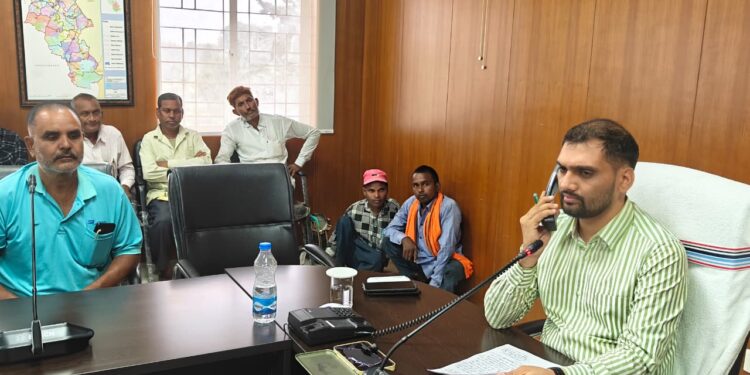 गढ़वा में जनता की पुकार: उपायुक्त दिनेश यादव की जनसुनवाई में राशन, पेंशन, और अतिक्रमण की समस्याओं पर त्वरित कार्रवाई!