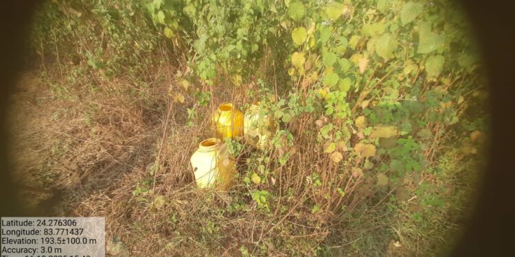 गढ़वा में अवैध शराब पर प्रहार: रामपुर में उत्पाद विभाग ने 200 किलो जावा महुआ और 45 लीटर शराब नष्ट, दो फरार!