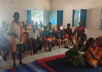 गढ़वा में विकास की नई रोशनी: उपायुक्त ने बिजका गांव में ग्रामीणों से संवाद, 2026 तक हर घर बिजली का वादा!