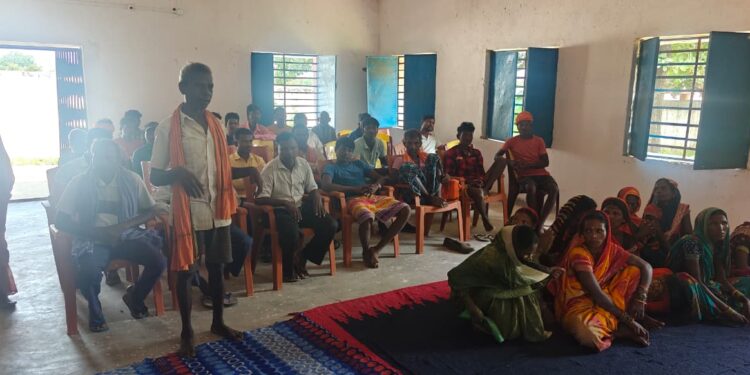 गढ़वा में विकास की नई रोशनी: उपायुक्त ने बिजका गांव में ग्रामीणों से संवाद, 2026 तक हर घर बिजली का वादा!