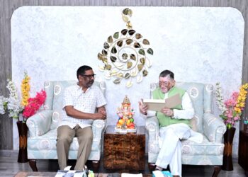 राज्यपाल संतोष गंगवार का CM हेमन्त सोरेन को सपरिवार न्योता: पुत्र विवाह के आशीर्वाद समारोह में शामिल होने की अपील!