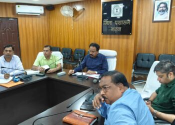 गढ़वा में राजस्व विभाग की हाई-लेवल बैठक: अपर समाहर्ता राज महेश्वरम ने 30 दिनों में दाखिल-खारिज पूरा करने का अल्टीमेटम, अतिक्रमण पर सख्त!