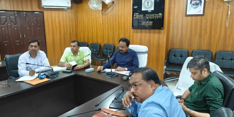 गढ़वा में राजस्व विभाग की हाई-लेवल बैठक: अपर समाहर्ता राज महेश्वरम ने 30 दिनों में दाखिल-खारिज पूरा करने का अल्टीमेटम, अतिक्रमण पर सख्त!