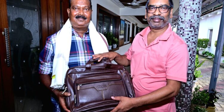 झारखंड के गौरवमयी सेवक: CM हेमन्त सोरेन ने हवलदार दिलीप तिर्की को सेवानिवृत्ति पर किया सम्मान, 40 साल की निष्ठा को सलाम!