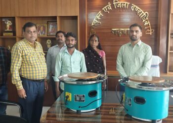 गढ़वा में माटी कला को नया जीवन: उपायुक्त दिनेश यादव ने कुम्हारों को सौंपे विद्युत चाक, दीवाली-छठ में बढ़ेगी कमाई!