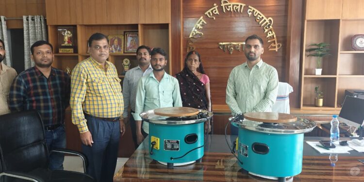 गढ़वा में माटी कला को नया जीवन: उपायुक्त दिनेश यादव ने कुम्हारों को सौंपे विद्युत चाक, दीवाली-छठ में बढ़ेगी कमाई!