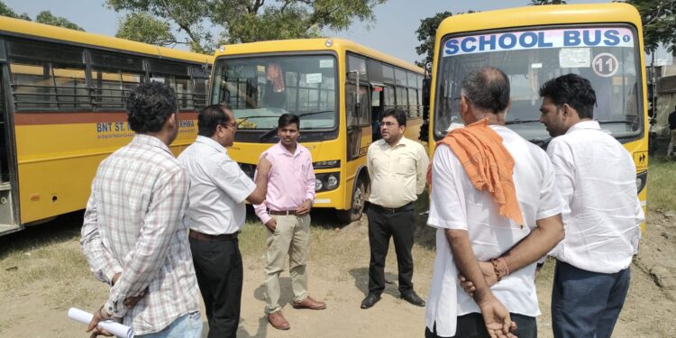गढ़वा में बच्चों की सुरक्षा पहले: मोटरयान निरीक्षक ने स्कूल बसों की सख्त जाँच, GPS और चालक पृष्ठभूमि पर जोर!