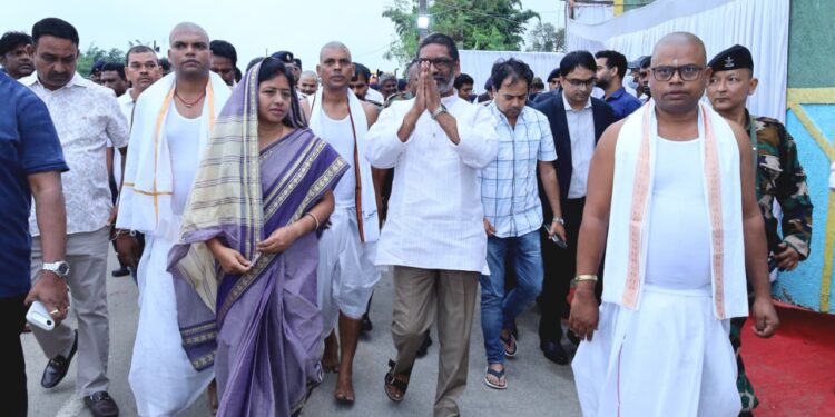 हेमन्त सोरेन ने ममता देवी के ससुर सरयु महतो को दी भावुक श्रद्धांजलि: होहद में ढांढस बंधाया, विधानसभा अध्यक्ष भी रहे मौजूद!