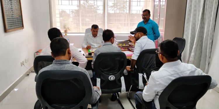 गढ़वा में विकास की रफ्तार तेज: DMFT से शिक्षा-सड़क तक की योजनाओं पर हाई-लेवल रिव्यू, अधर में लटकी परियोजनाएं बंद!