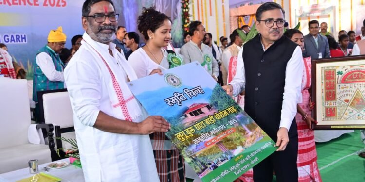 लुगुबुरू महोत्सव में हेमन्त का भावुक संदेश: ‘परंपरा को बचाएं, पर्यावरण रक्षा करें’, शिबू सोरेन की प्रतिमा सौंपी!