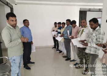 गढ़वा में ‘रफ्तार घटाओ, जान बचाओ’ मेगा ड्राइव: 3-9 नवंबर तक NH-33 पर हेलमेट-पम्पलेट बांटकर 1000+ ड्राइवरों को जगाया!