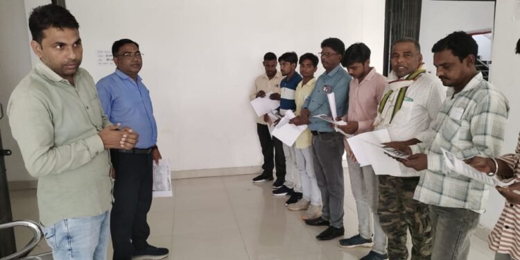 गढ़वा में ‘रफ्तार घटाओ, जान बचाओ’ मेगा ड्राइव: 3-9 नवंबर तक NH-33 पर हेलमेट-पम्पलेट बांटकर 1000+ ड्राइवरों को जगाया!