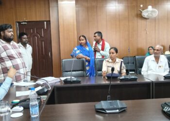 गढ़वा DC की जनता दरबार: राशन-पेंशन से जमीन-मारपीट तक, एक क्लिक में समस्याओं का समाधान!