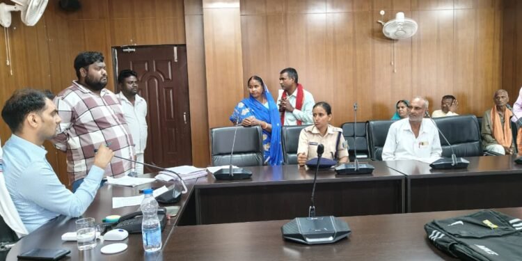 गढ़वा DC की जनता दरबार: राशन-पेंशन से जमीन-मारपीट तक, एक क्लिक में समस्याओं का समाधान!