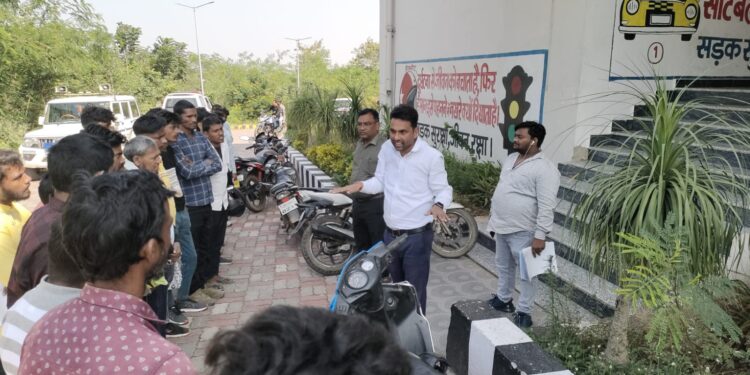 गढ़वा में ‘रफ्तार घटाओ, जान बचाओ’ का 5वां दिन धमाका: 500+ चालकों को MV एक्ट की चेतावनी, 3 महीने जेल या 5 हजार जुर्माना!