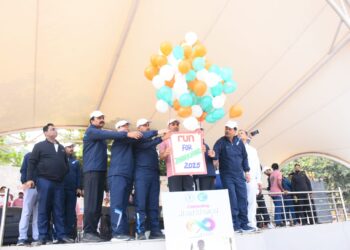 गढ़वा में ‘रन फॉर झारखंड’ का तूफान: DC-SP ने दौड़ाया जोश, विजेताओं को मेडल—बिरसा पार्क से टाउन हॉल तक 5KM एकता मार्च!