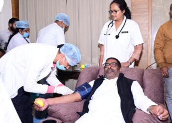 झारखंड@25  का ‘जीवनदान महाउत्सव’: CM हेमन्त ने मंत्रालय में 1 यूनिट डोनेट कर लॉन्च किया मेगा ब्लड कैंप—28 नवंबर तक पूरे राज्य में रक्त क्रांति!