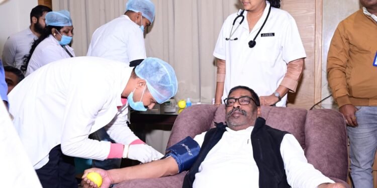 झारखंड@25  का ‘जीवनदान महाउत्सव’: CM हेमन्त ने मंत्रालय में 1 यूनिट डोनेट कर लॉन्च किया मेगा ब्लड कैंप—28 नवंबर तक पूरे राज्य में रक्त क्रांति!
