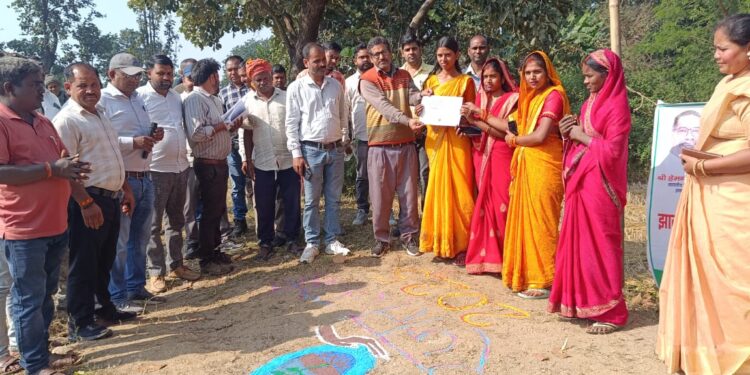 चीनिया में झारखंड@25  का ‘जल-जंगल-रंगोली’ धमाल: कलश यात्रा से वृक्षारोपण, महिलाओं ने रंगोली में उकेरा ‘जल ही जीवन’—सैकड़ों पौधे रोपे!