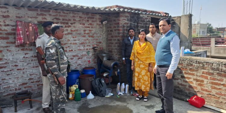 गढ़वा में मिलावटी सॉस फैक्ट्री पर रेड: 180 किलो जहरीला टोमैटो-चिली सॉस जब्त, आरोपी जितेंद्र मिश्रा पर POCSO जैसी सख्ती—लाइसेंस नहीं तो जेल!