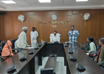 गढ़वा में DC की ‘जनता दरबार’ में आंसुओं का सैलाब: दिव्यांग को अबुआ आवास, नक्सली पीड़ित को मुआवजा, राशन कार्ड के लिए रो पड़ी सोनम—सबकी फरियाद सुनी!