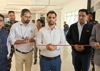 गढ़वा समाहरणालय में ‘रक्तदान महोत्सव’: DC- DTO- सिविल सर्जन ने भी डोनेट किया, झारखंड@25 पर 100+ यूनिट—जनसंपर्क अधिकारी पंकज गिरी बने हीरो!