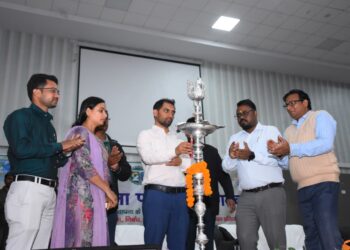 गढ़वा में झारखंड का ‘टैलेंट तूफान’: टाउन हॉल में 1000+ बच्चे, क्विज-नृत्य-नाटक-पेंटिंग—DC बोले, “बिरसा मुंडा की तरह साहस दिखाओ!”