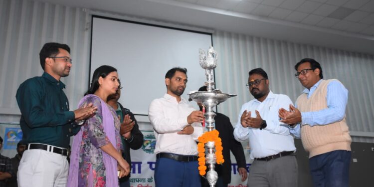 गढ़वा में झारखंड का ‘टैलेंट तूफान’: टाउन हॉल में 1000+ बच्चे, क्विज-नृत्य-नाटक-पेंटिंग—DC बोले, “बिरसा मुंडा की तरह साहस दिखाओ!”