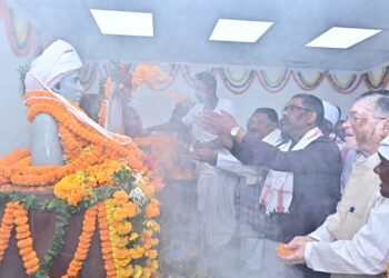 माननीय राज्यपाल श्री संतोष कुमार गंगवार, माननीय मुख्यमंत्री श्री हेमन्त सोरेन एवं जनजातीय कार्य मंत्रालय भारत सरकार के मंत्री श्री जुएल ओराम पहुंचे उलिहातु।