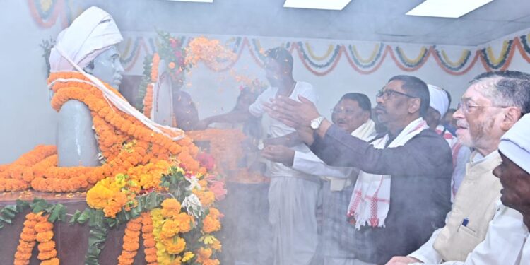 माननीय राज्यपाल श्री संतोष कुमार गंगवार, माननीय मुख्यमंत्री श्री हेमन्त सोरेन एवं जनजातीय कार्य मंत्रालय भारत सरकार के मंत्री श्री जुएल ओराम पहुंचे उलिहातु।