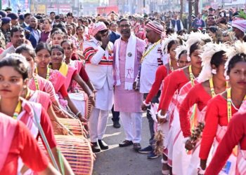 घाटशिला की गद्दी पर सोमेश सोरेन: CM हेमन्त ने गले लगाकर कहा—“पापा रामदास के अधूरे सपने अब तुम पूरे करोगे!”—परिवार संग भावुक मुलाकात