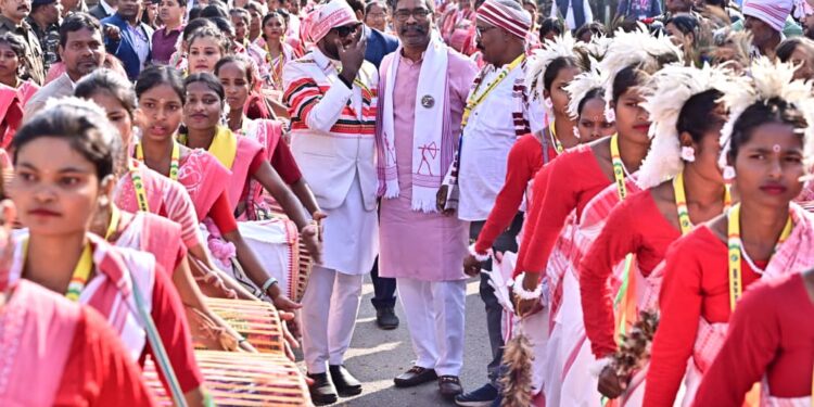 घाटशिला की गद्दी पर सोमेश सोरेन: CM हेमन्त ने गले लगाकर कहा—“पापा रामदास के अधूरे सपने अब तुम पूरे करोगे!”—परिवार संग भावुक मुलाकात