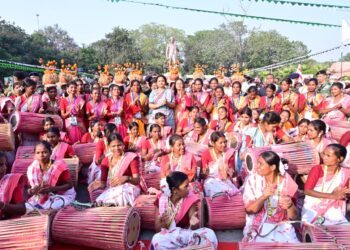 दिल्ली IITF में झारखंड का जंगल लूट रहा वाहवाही: शुद्ध शहद-लाह-रेशम स्टॉल पर लंबी कतारें, लोग बोले—“ये तो असली खजाना है!”