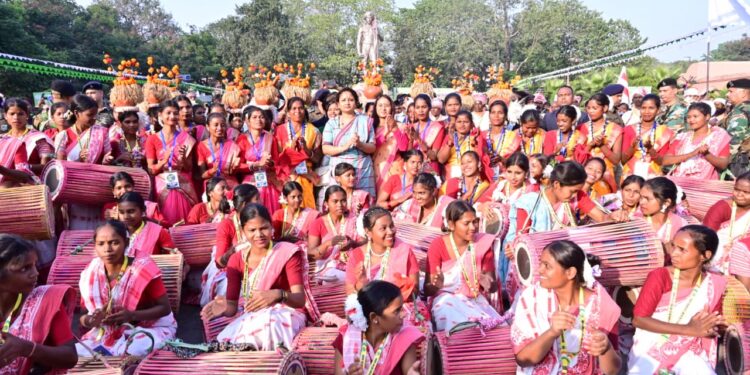 दिल्ली IITF में झारखंड का जंगल लूट रहा वाहवाही: शुद्ध शहद-लाह-रेशम स्टॉल पर लंबी कतारें, लोग बोले—“ये तो असली खजाना है!”