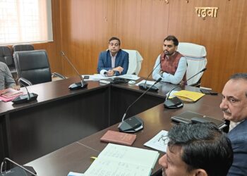 गढ़वा DC का ‘डेवलपमेंट अल्टीमेटम’: “लापरवाही करने वाले ठेकेदार जेल जाएंगे, काम रुका तो जवाबदेही तुम्हारी!”—सभी विभागों की क्लास लगाई