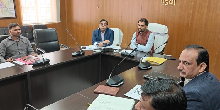 गढ़वा DC का ‘डेवलपमेंट अल्टीमेटम’: “लापरवाही करने वाले ठेकेदार जेल जाएंगे, काम रुका तो जवाबदेही तुम्हारी!”—सभी विभागों की क्लास लगाई